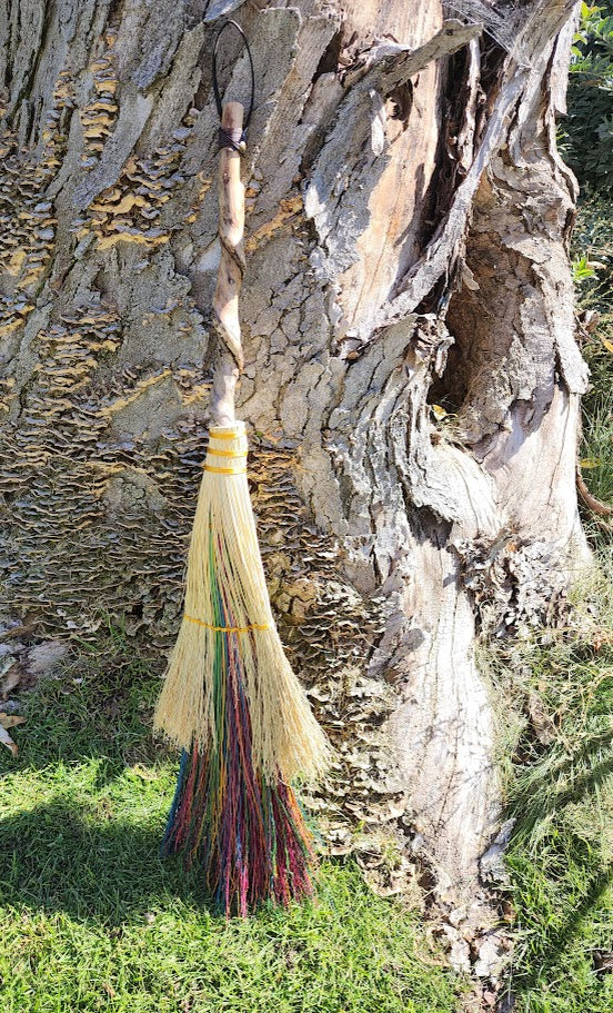 Short Twisted Handled Harvest Sweeper