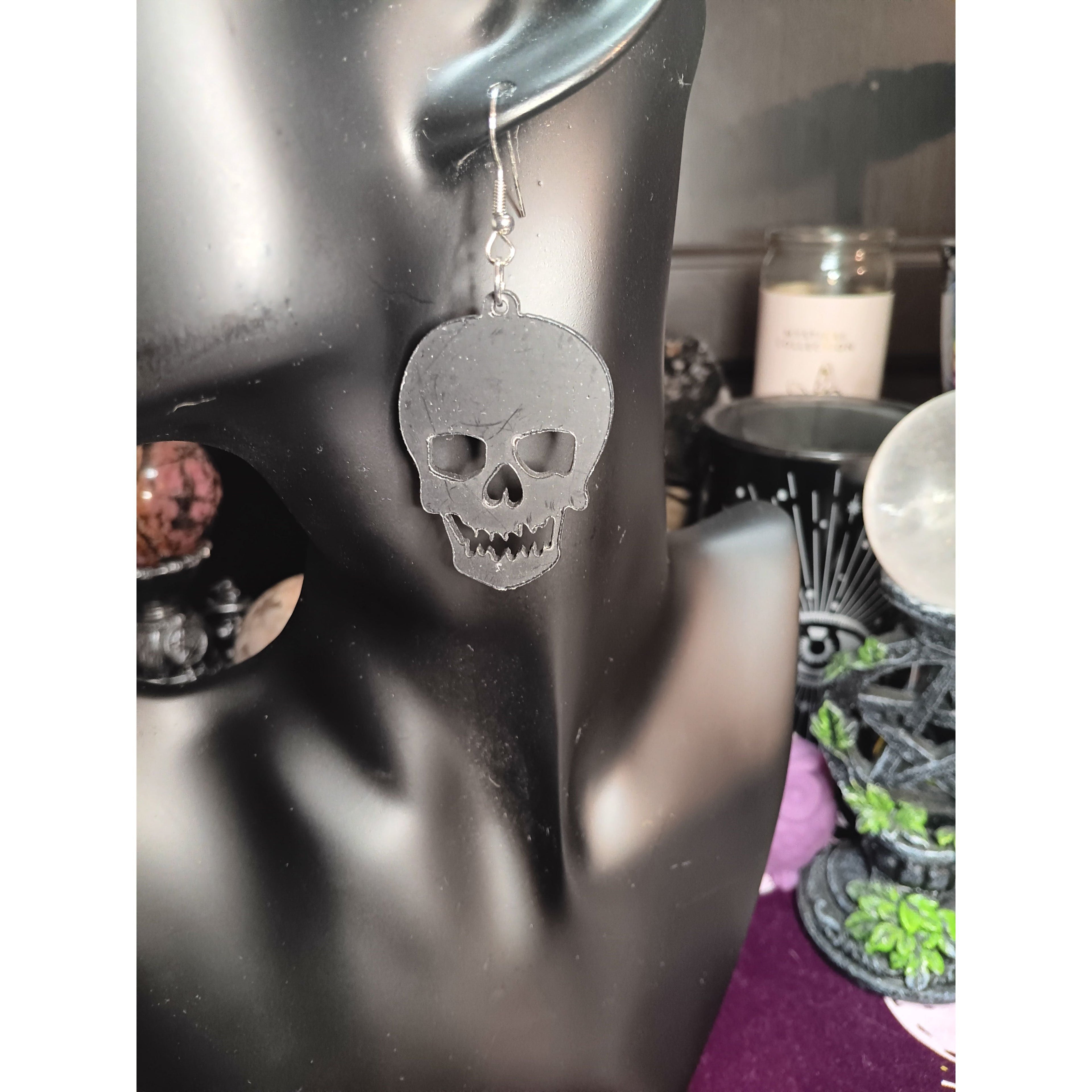 Black Acrylic Skull Dangle Earrings – Spooky &amp; Stylish Halloween Jewelry