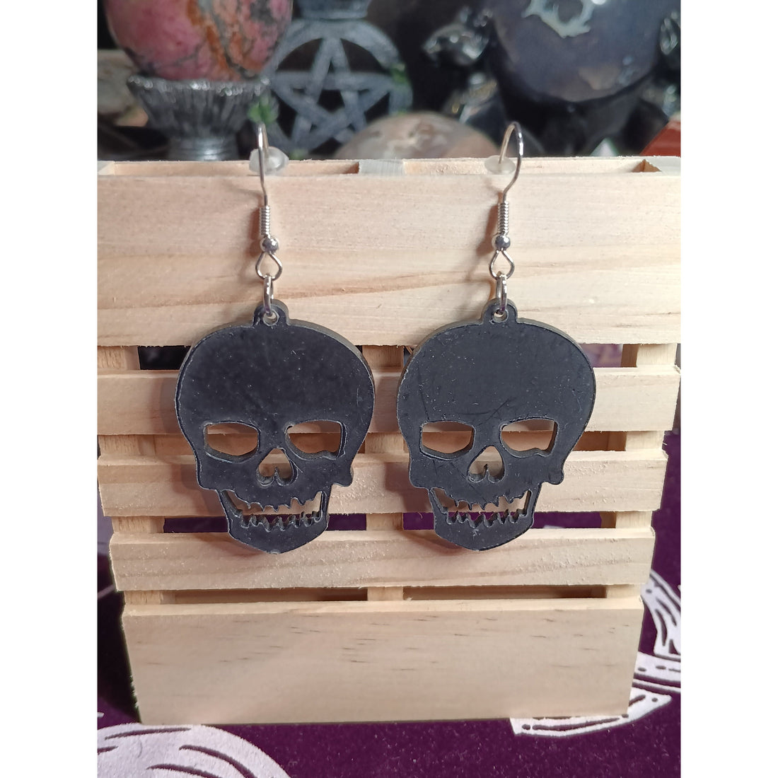 Black Acrylic Skull Dangle Earrings – Spooky &amp; Stylish Halloween Jewelry