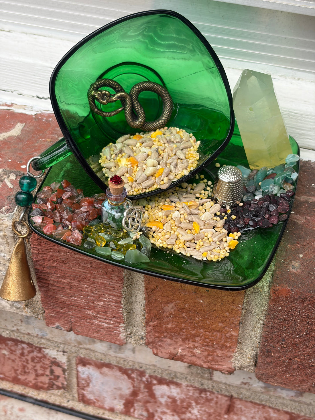 Emerald Venom teacup birdfeeder