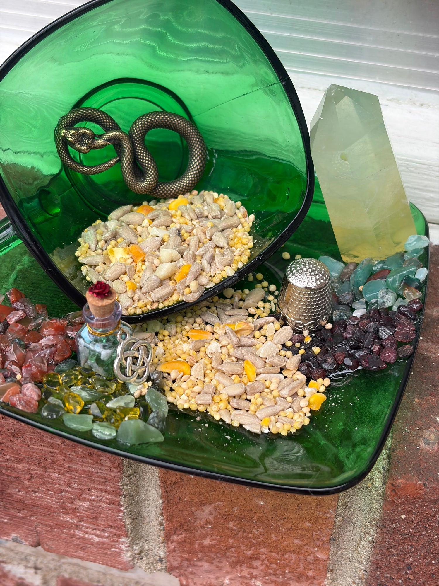 Emerald Venom teacup birdfeeder