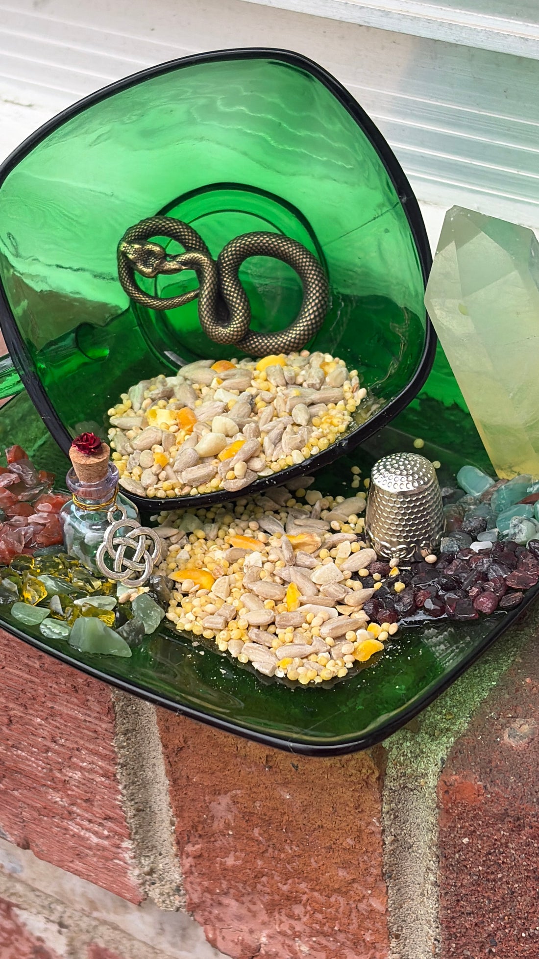 Emerald Venom teacup birdfeeder