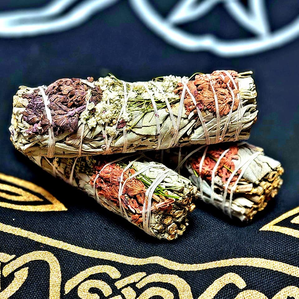 White Sage w/ Flowers. All natural. 4 inches